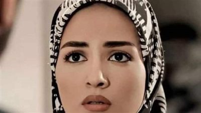 شد الطرحه من علي وشهها