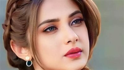 في شارع مهجور تجري فتاه 