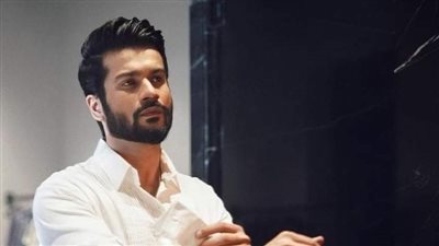 فجاه وهو بينضف لبسه في الحمام 