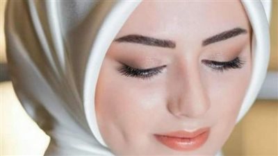 فتحت الباب وهيا بتحط رجليها علي الارض