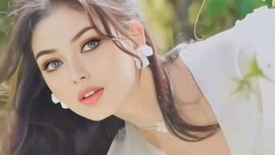 يا انسه بتعملي ايه علي الشجرة 