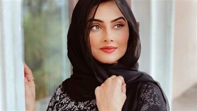 راح عندها وفضل يتأمل في ملامحها