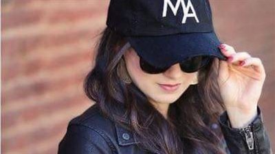 في انسه كبيره كده تلعب كوره مع اطفال في الشارع 