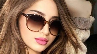 شعرك عمال يطير يا انسه 