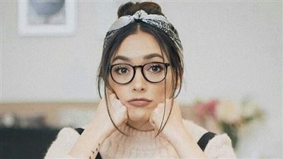 دي لابسه نضاره ومبهدله في نفسها 