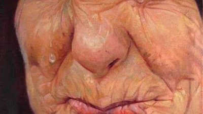 رجل ابكي والدته ليضحك زوجته