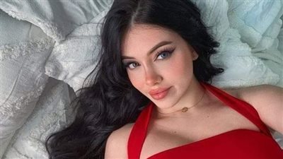 قدام مريتها